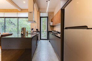 Fridge, microwave, oven, stovetop - Stylish Haven w/ Balcony Steps to Jazz Bar & Cafés (Ciudad de México)