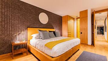 2 bedrooms, desk, iron/ironing board, travel crib