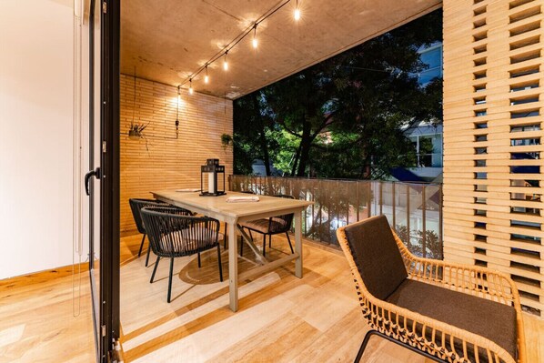 Outdoor dining - Terrace Oasis: Colorful Condesa Apartment (Ciudad de México)