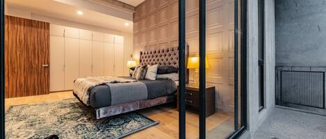 8 chambres, bureau, fer et planche à repasser, lit parapluie