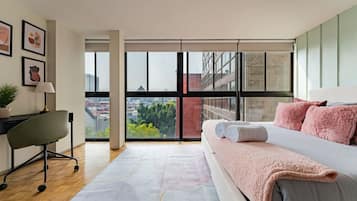 4 habitaciones, escritorio y tabla de planchar con plancha
