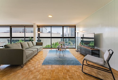 Mid-Century Gem Prime Location Near Dining & Shops