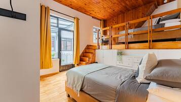 5 bedrooms, desk, iron/ironing board, travel crib