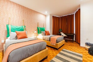 5 Schlafzimmer, Schreibtisch, Bügeleisen/Bügelbrett, Reisekinderbett