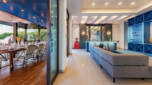A modern interior with a dining area, a sofa, and a wine rack. - Ideal for Groups, Rooftop, BBQ, Walk to Reforma (Ciudad de México)
