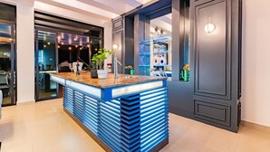 A modern kitchen with a central island, blue accents, and a view into the dining area. - Ideal for Groups, Rooftop, BBQ, Walk to Reforma (Ciudad de México)