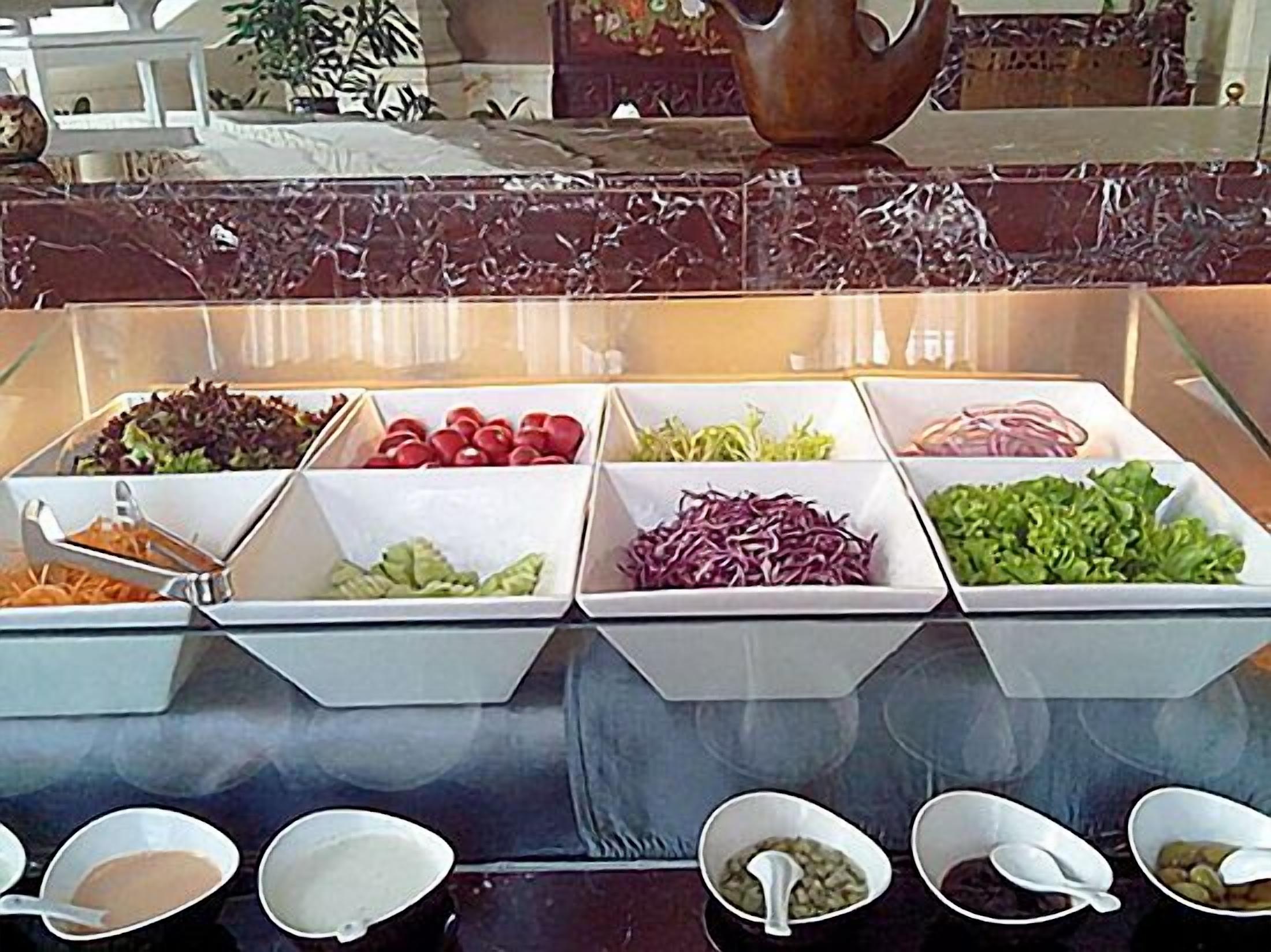 Un buffet proposant une variété de plats et d'accompagnements.