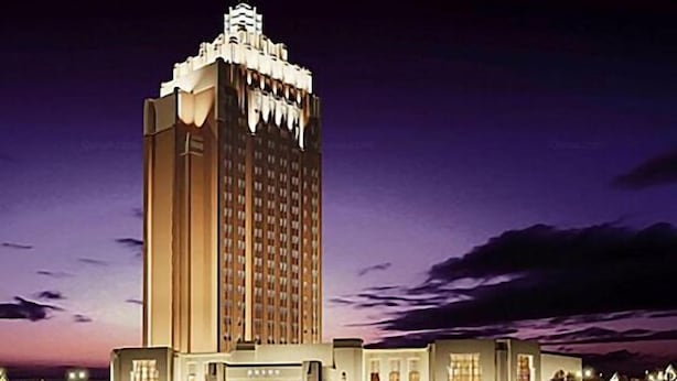 Un hotel moderno e slanciato, con una guglia particolare e numerosi piani.