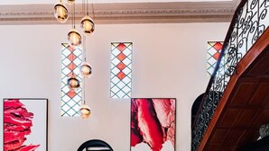 Un salon spacieux doté d’une cheminée, d’un escalier et de meubles modernes.