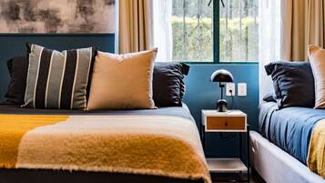 7 bedrooms, desk, iron/ironing board, travel crib