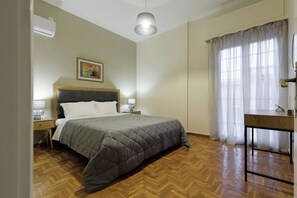 A bedroom with a bed, bedside tables, a lamp, a painting on the wall, and a window with curtains. - Athens Koukaki Penthouse, Acropolis view, large veranda (Athens)