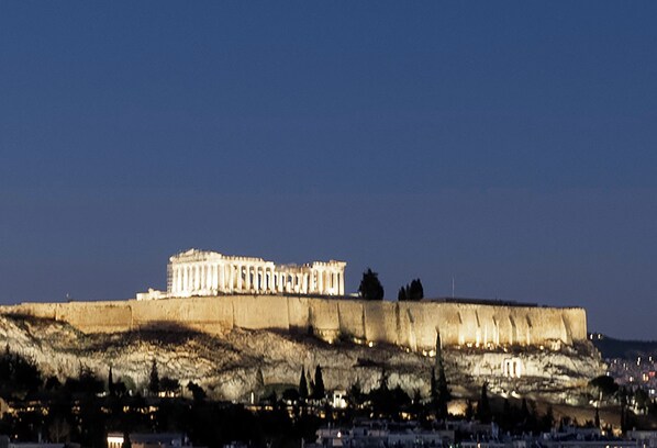 A large ancient structure with columns, situated on a hill with a cityscape in the foreground. - Athens Koukaki Penthouse, Acropolis view, large veranda (Athens)