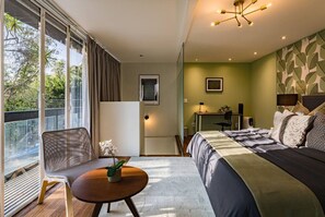 6 bedrooms, desk, iron/ironing board, WiFi