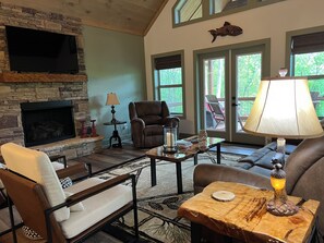 Una Smart TV, una chimenea, videojuegos