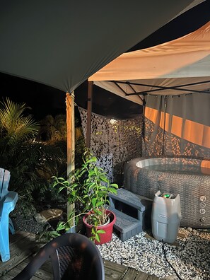 Outdoor spa tub