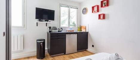 Iron/ironing board, free WiFi, bed sheets