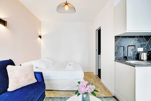 Tabla de planchar con plancha, wifi gratis y ropa de cama 