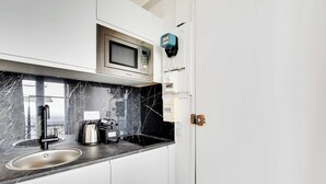 Kaffetrakter/tekoker, kjøleskap, mikrobølgeovn og kokeplater