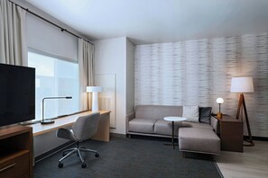 ห้องสวีท, 1 ห้องนอน | ห้องนั่งเล่น | ทีวีจอแบน 50 นิ้ว พร้อมช่องดิจิตอล