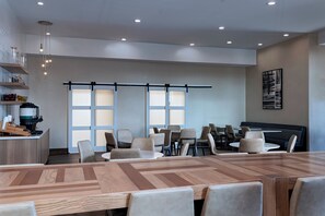 Tägliches inbegriffenes kontinentales Frühstück