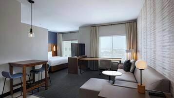 Habitación estándar, 1 cama King size y sofá cama, para no fumadores | Escritorio, espacio para trabajar con laptop y cortinas blackout