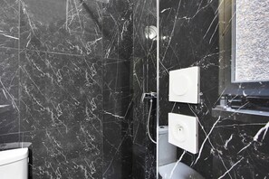 Dusche, Haartrockner, Handtücher, Shampoo