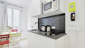 Fridge, microwave, stovetop, coffee/tea maker