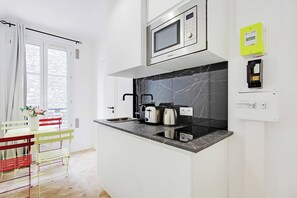 Fridge, microwave, stovetop, coffee/tea maker