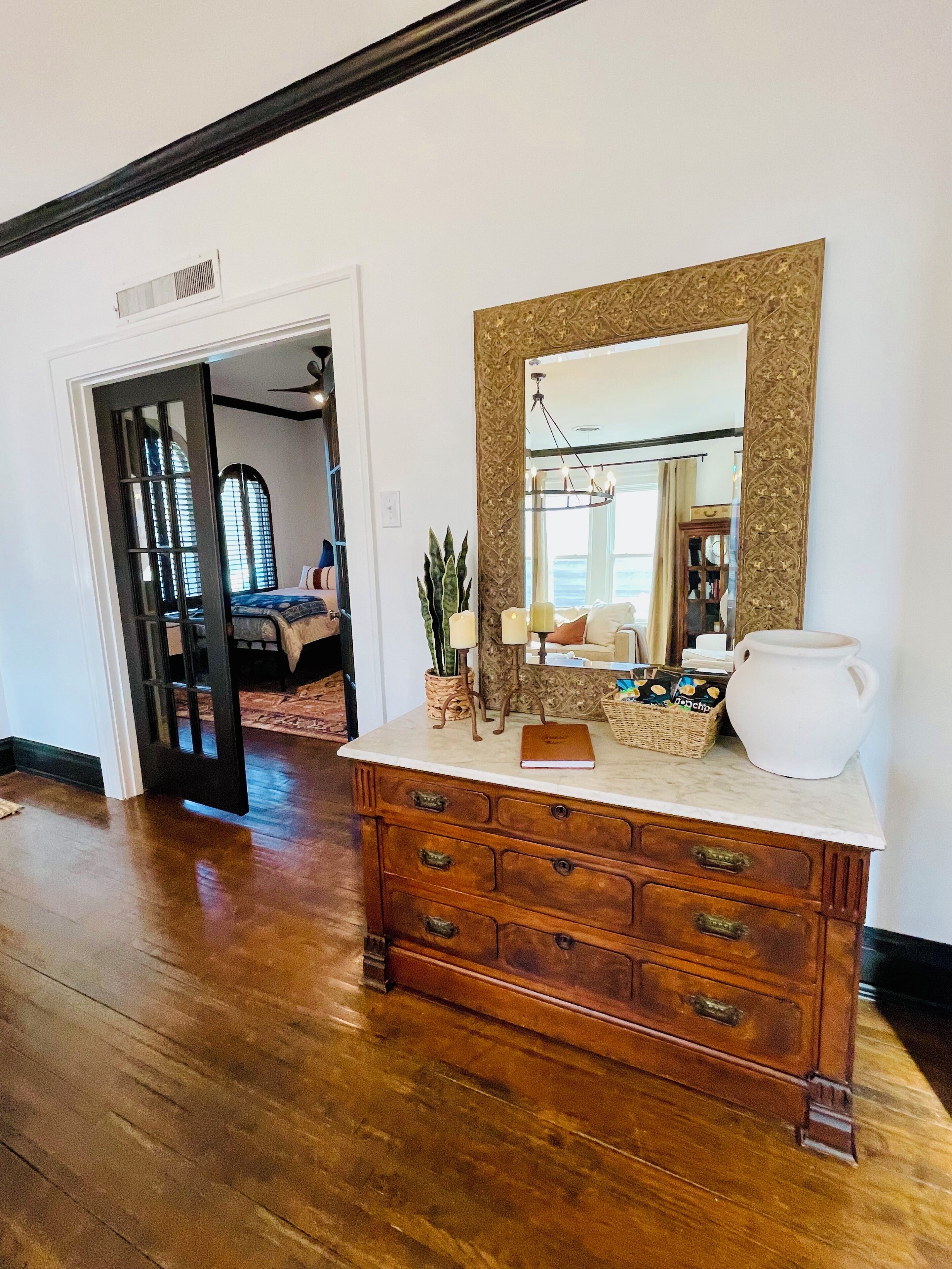 3 dormitorios, escritorio, tabla de planchar con plancha y cuna de viaje