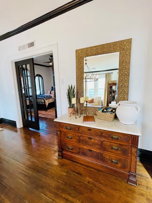 3 makuuhuonetta, työpöytä, silitysrauta/-lauta, vauvan matkasänky