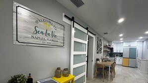 Cafetera o tetera, frigorífico, microondas y horno
