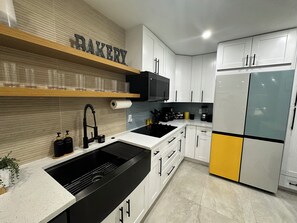 Kylskåp, mikrovågsugn, ugn och spishäll