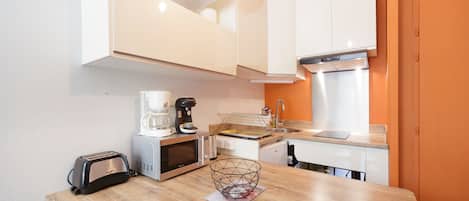 Fridge, microwave, oven, coffee/tea maker