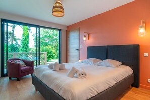 5 bedrooms, iron/ironing board, free WiFi, bed sheets