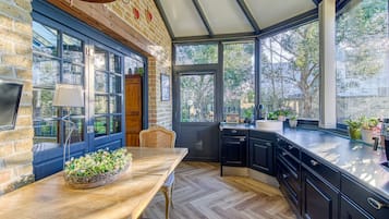 Geladeira, micro-ondas, fogão, lava-louças