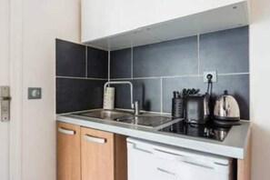 Fridge, microwave, stovetop, coffee/tea maker - Magnifique Studio 2 - Edouard Vaillant (Pantin)
