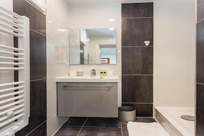 Douche, sĂšche-cheveux, serviettes fournies
