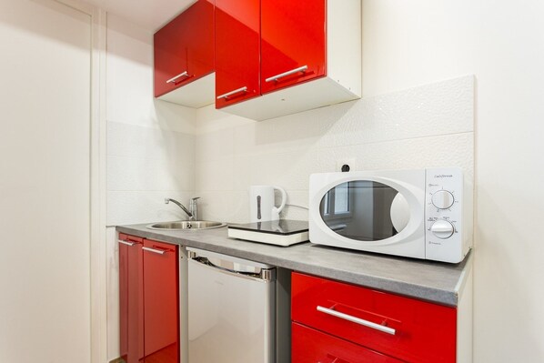 Réfrigérateur, micro-ondes, plaque de cuisson, cafetiÚre/bouilloire