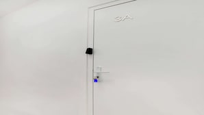 A white door with a black handle and a blue lock. - Serene cocoon for 2P with AC - Near Montmartre (Paris)