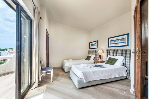 3 habitaciones, tabla de planchar con plancha, wifi y ropa de cama 