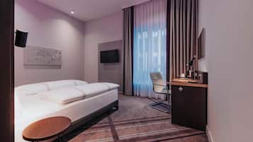 Quarto casal, chuveiro com barras de apoio | Quartos à prova de som, Wi-Fi de cortesia