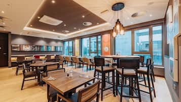 Daily continental breakfast (EUR 17.9 per person)