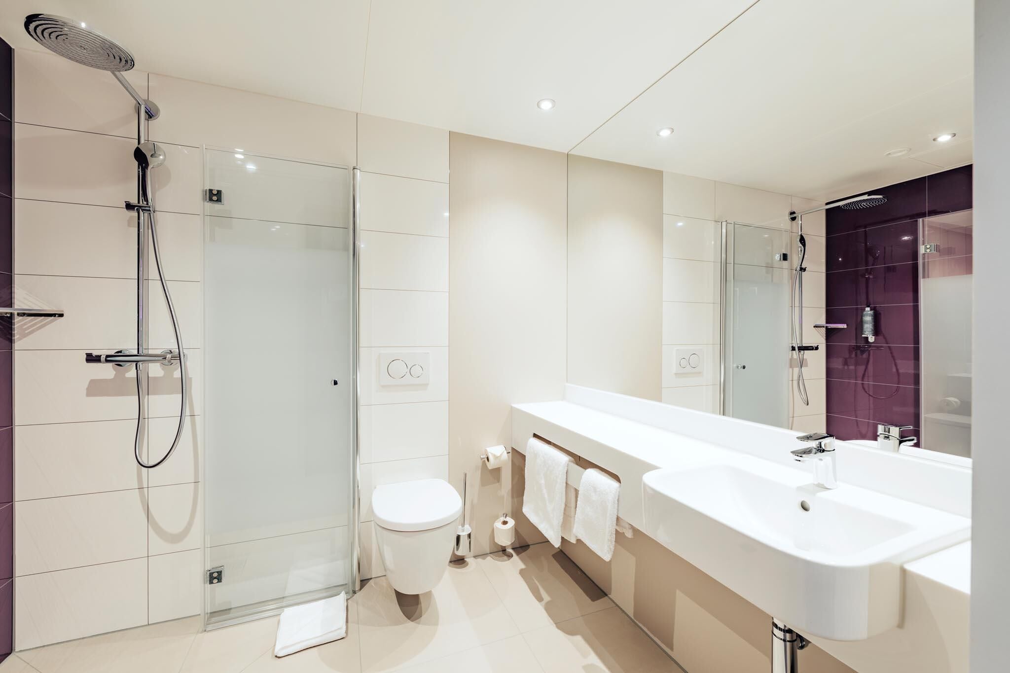 Doppelzimmer, rollstuhlgeeignete Dusche | Badezimmer | Kostenlose Toilettenartikel