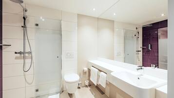 Doppelzimmer, rollstuhlgeeignete Dusche | Badezimmer | Kostenlose Toilettenartikel