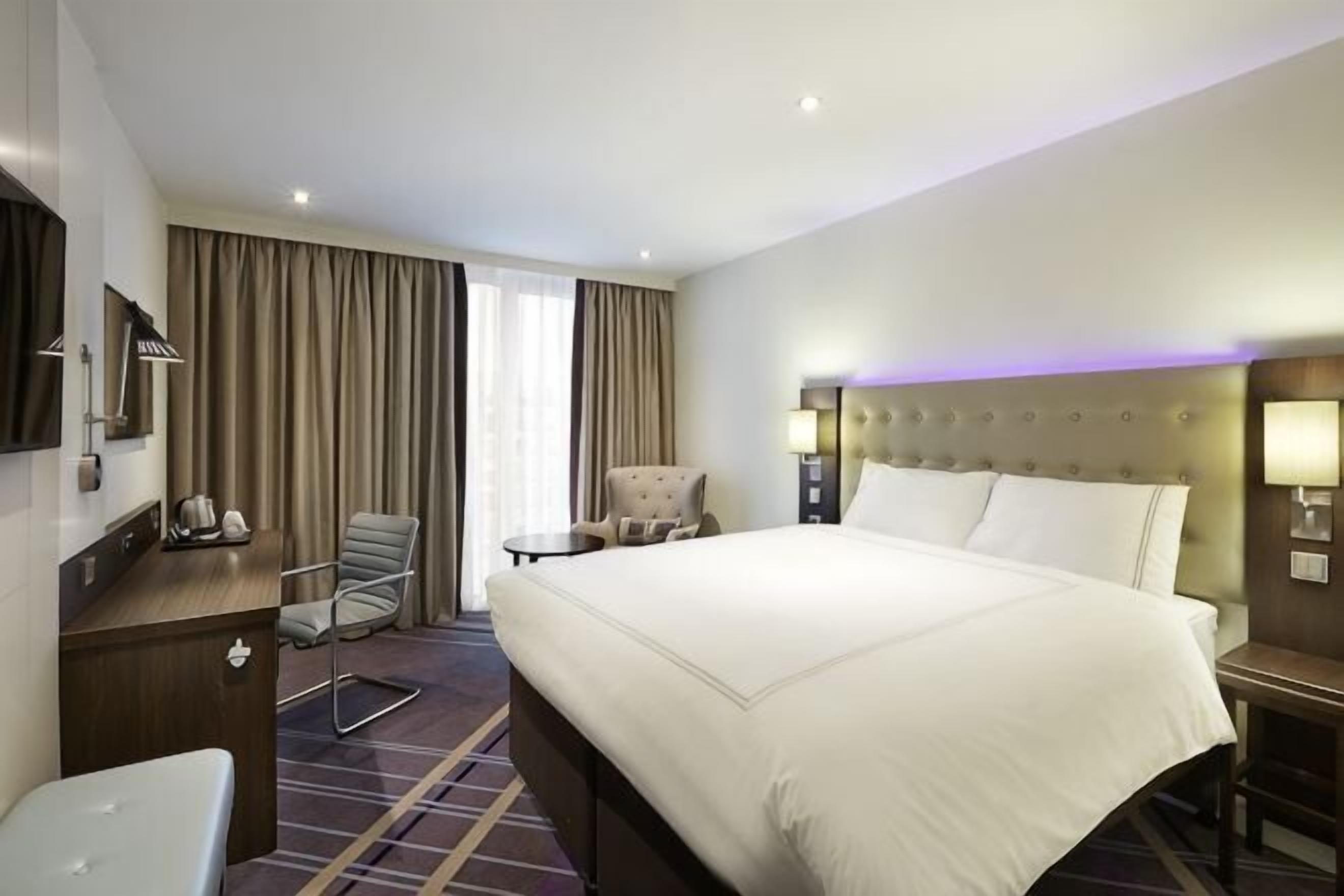 Soundproofing, free WiFi, bed sheets