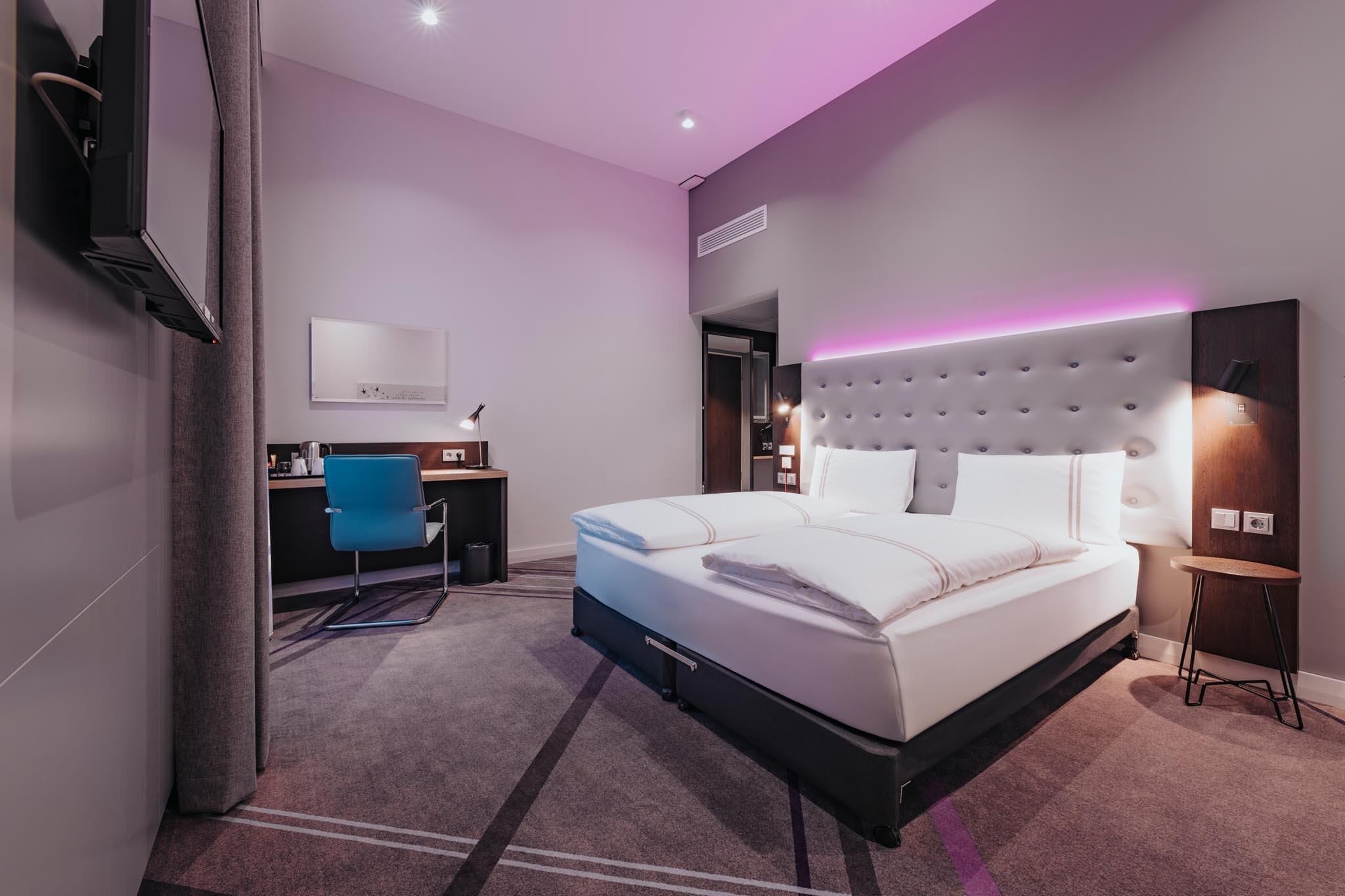 Quarto casal, chuveiro com barras de apoio | Quartos à prova de som, Wi-Fi de cortesia