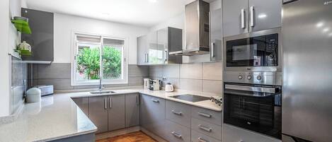 Kühlschrank, Mikrowelle, Ofen, Geschirrspüler