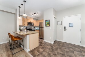 Een koelkast, een magnetron, een oven, een kookplaat