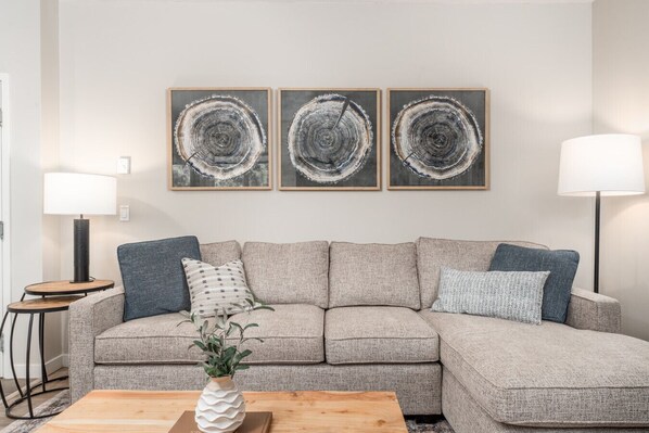 Smart-TV, Kamin, Bücher