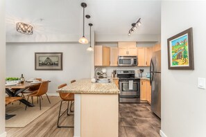 Een koelkast, een magnetron, een oven, een kookplaat